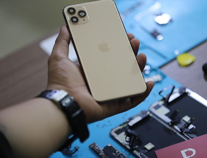  
Siêu phẩm iPhone 11 Pro Max có mặt tại Việt Nam chờ "mổ bụng" (Ảnh: T.Luân)
