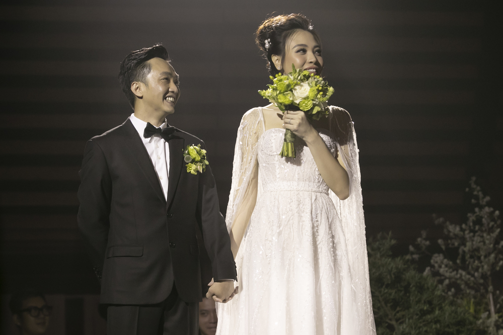  
Khoảnh khắc hạnh phúc của Cường Đôla và bà xã Thu Trang trong đám cưới cuối tháng 7 vừa qua.  - Tin sao Viet - Tin tuc sao Viet - Scandal sao Viet - Tin tuc cua Sao - Tin cua Sao