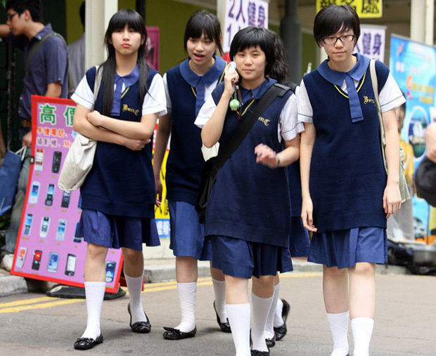  
Trào lưu cho học sinh mặc sơmi/chân váy bắt đầu phổ biến hơn tại Trung Quốc, nhưng nhìn phom dáng hiện tại của nhiều trường nhiều người nhận xét là chưa được tinh tế như các nước bạn cho lắm.