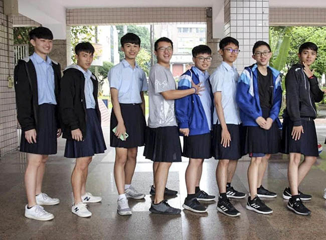  
Bộ Giáo dục của Đài Loan gây bất ngờ khi cho phép học sinh nam mặc váy tới trường.