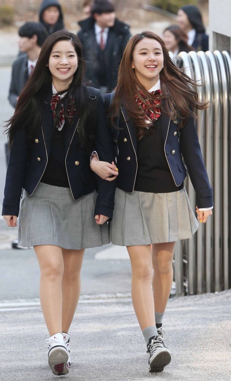  
Cũng là chân váy với áo sơ mi nhưng đồng phục của học sinh Hàn Quốc thường được bổ sung thêm các phụ kiện như nơ và cà vạt cùng áo khoác hoặc áo len khi trời lạnh. 