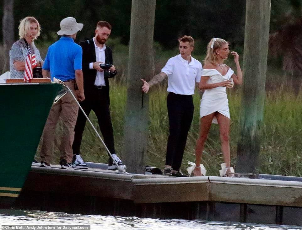  
Hình ảnh Justin Bieber và Hailey Baldwin di chuyển đến địa điểm tổ chức đám cưới.