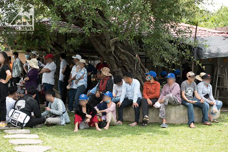 Người dân đổ về đền thờ Tổ của Hoài Linh, giẫm lên cỏ, đứng lên ghế - Tin sao Viet - Tin tuc sao Viet - Scandal sao Viet - Tin tuc cua Sao - Tin cua Sao