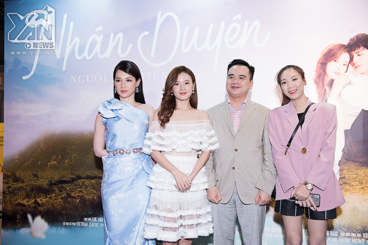 Trịnh Thăng Bình tình tứ cùng Midu trong ngày ra mắt phim mới