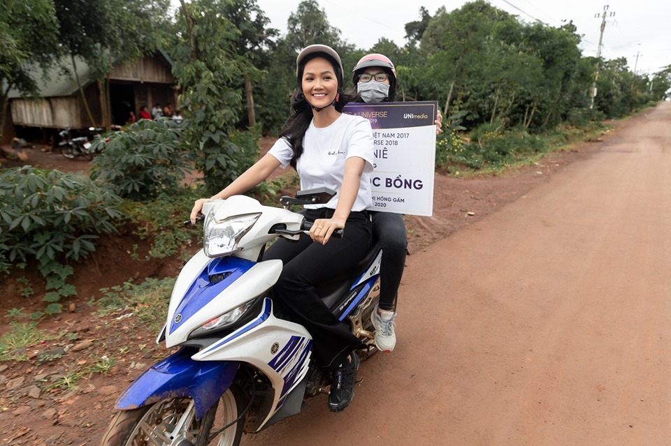 H'Hen Niê tự đi xe máy đến tham dự lễ khai giảng cùng các em ở quê nhà - Tin sao Viet - Tin tuc sao Viet - Scandal sao Viet - Tin tuc cua Sao - Tin cua Sao