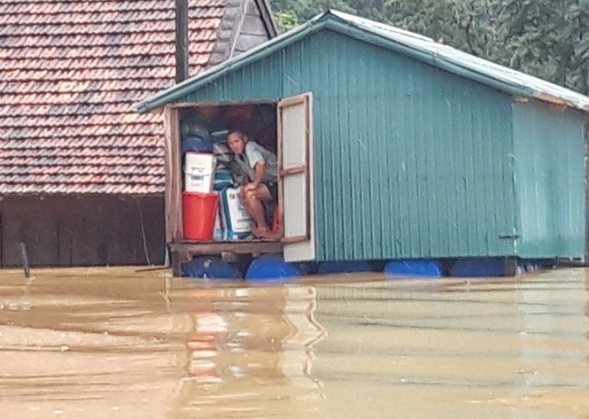  
Người dân Tân Hóa nghĩ ra cách làm nhà bè chống lũ nổi trên mặt nước để trú ngụ trong những ngày mưa lũ (Ảnh: Nhân Dân, Tổ quốc)