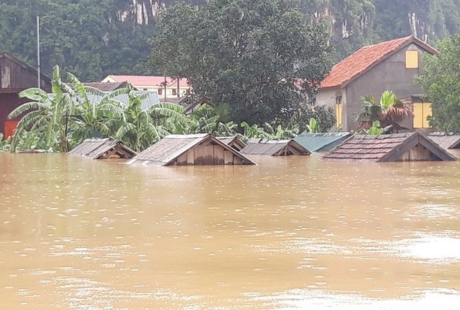 Hình ảnh lũ chạm mái nhà tại Quảng Bình, nhiều nơi bị cô lập