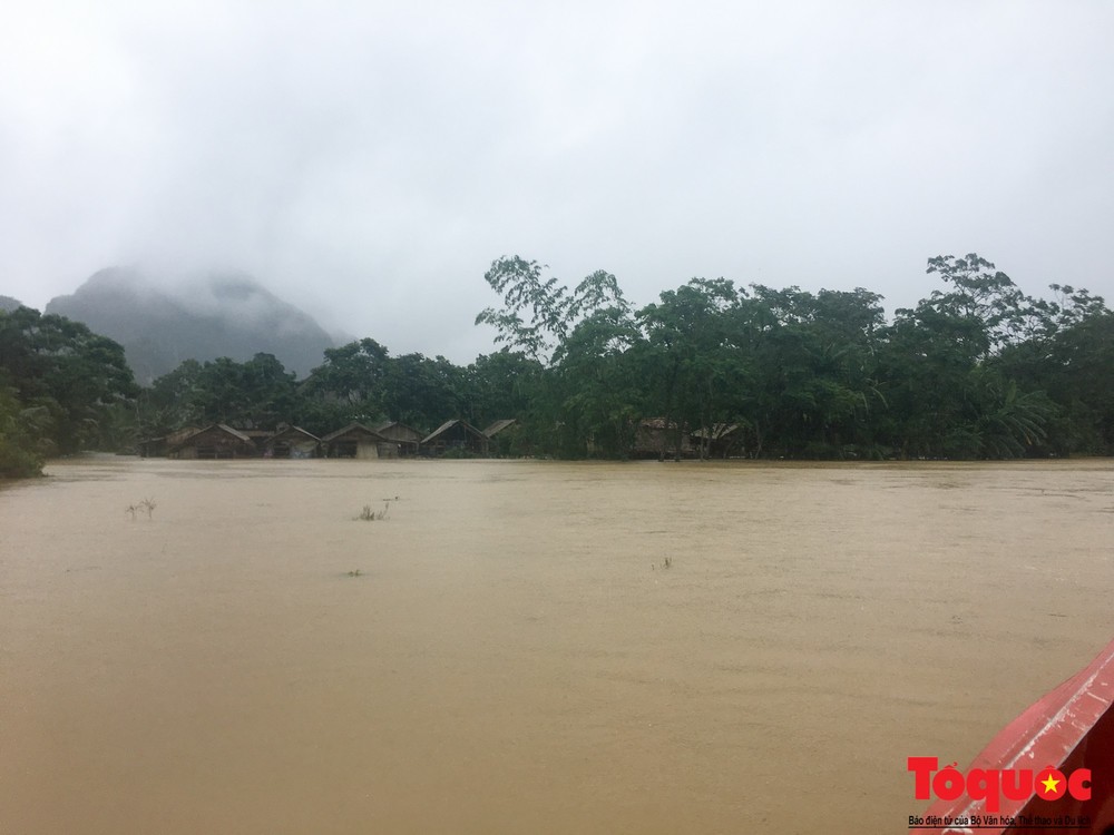  
Cả huyện Minh Hóa có tới 512/697 nhà bị chìm sâu trong nước​ (Ảnh: Tổ quốc)