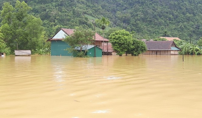  
Nước ngập sâu tới gần 3 m khiến nhiều ngôi nhà thậm chí không nhìn thấy nóc (Ảnh: Tiền Phong)