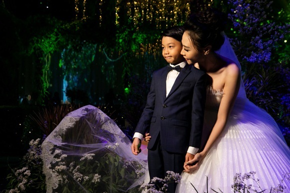  
Trong lễ cưới, mẹ Đàm Thu Trang cũng dặn dò hai vợ chồng phải yêu thương bé Subeo. - Tin sao Viet - Tin tuc sao Viet - Scandal sao Viet - Tin tuc cua Sao - Tin cua Sao