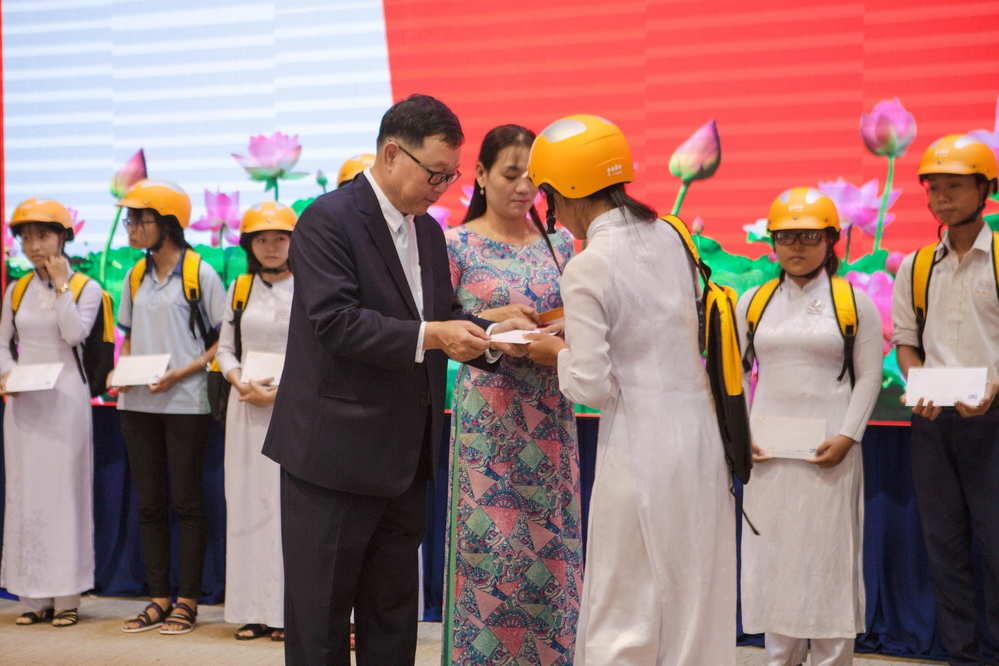  
 Chủ Tịch Công ty 4 Oranges - ông Smit Cheancharadpong trao học bổng cho các học sinh có kết quả học tập xuất sắc tại tỉnh Long An.