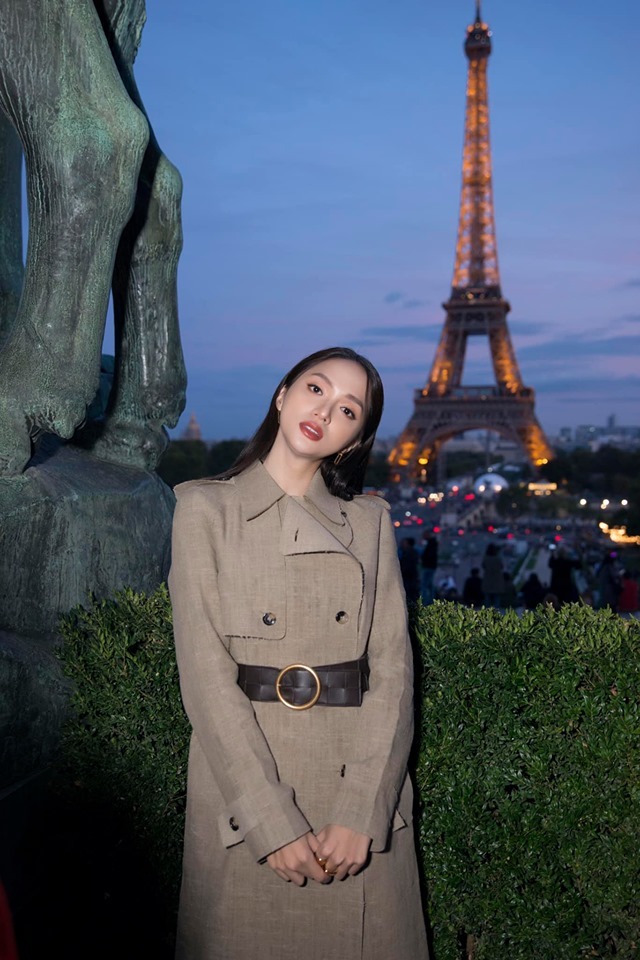  
Hình ảnh mơ màng với background tháp Eiffel của Hương Giang khiến cô nàng lại càng giống những quý cô Pháp được cắt ra rừ ảnh tạp chí. 