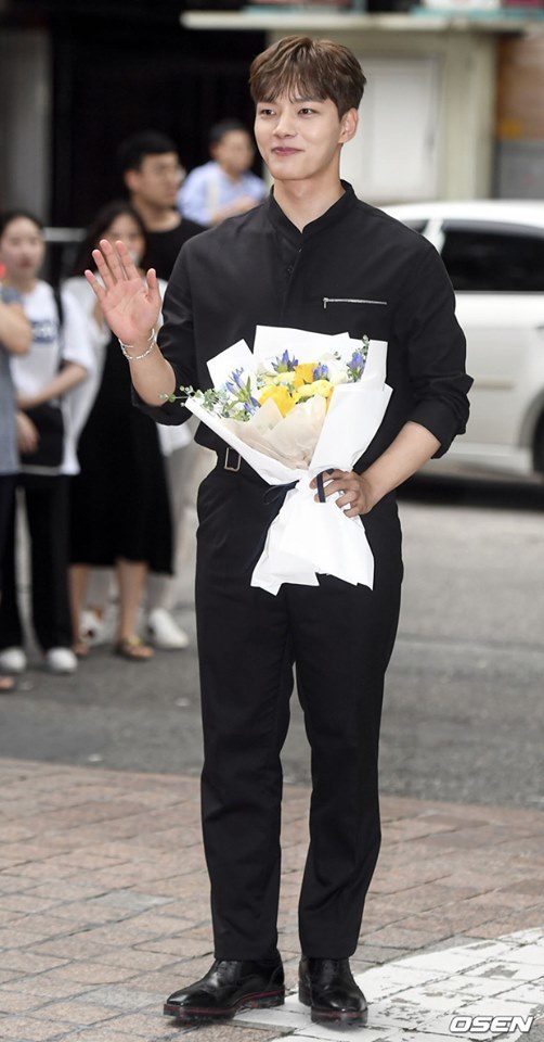  
Chỉ một bộ trang phục đen đơn giản nhưng Yeo Jin Goo vẫn khiến nhiều chị em “điêu đứng” thế này đây
