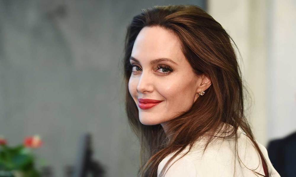  
Angelina Jolie sở hữu vẻ đẹp và thần thái vô cùng cuốn hút.