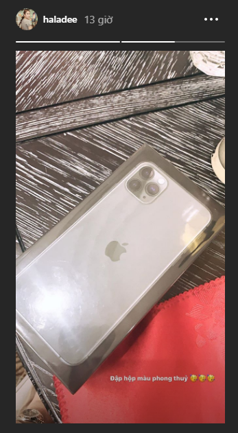  
Hà Lade khoe khéo trên Instagram cá nhân của mình chiếc điện thoại iPhone 11 Pro mới được bán với nội dung: "Đập hộp màu phong thủy". - Tin sao Viet - Tin tuc sao Viet - Scandal sao Viet - Tin tuc cua Sao - Tin cua Sao