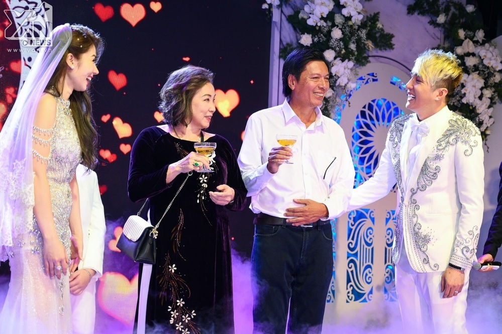 Lâm Chấn Khang bật khóc vì xúc động khi hát tặng vợ trong lễ cưới
