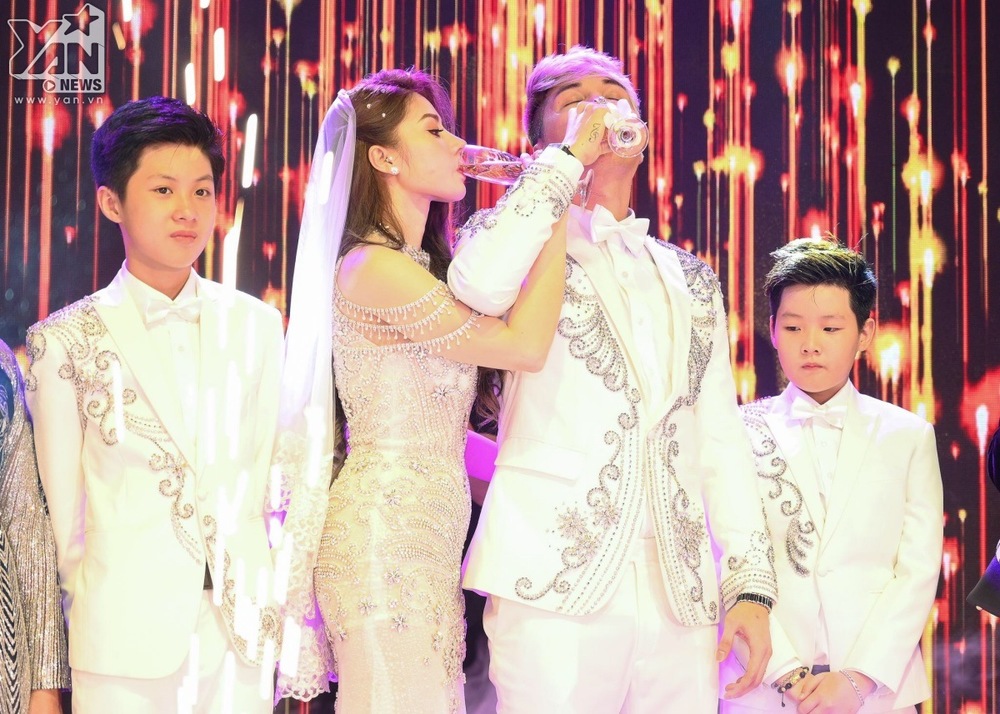 Lâm Chấn Khang bật khóc vì xúc động khi hát tặng vợ trong lễ cưới