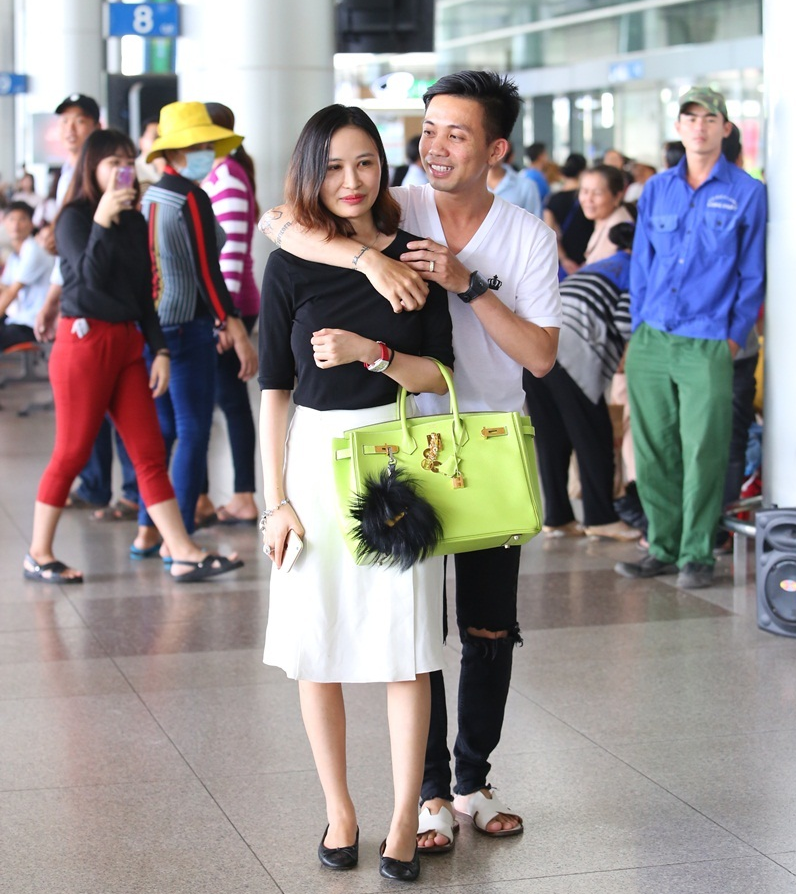 
Minh Nhựa đón Mina Phạm từ sân bay
