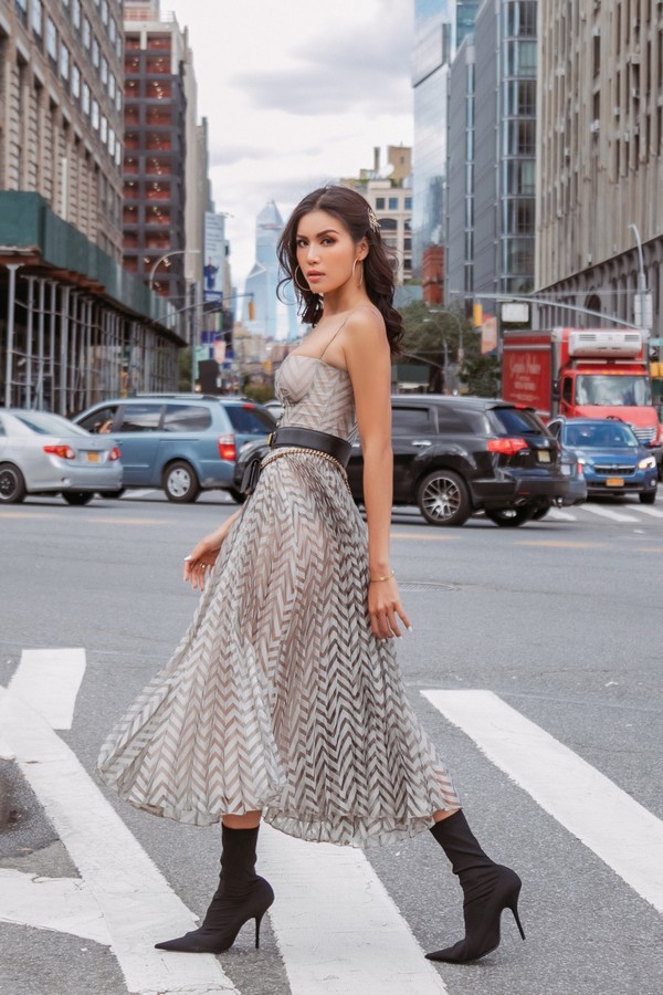 Minh Tú hở bạo trong ngày đầu dự New York Fashion Week 2019