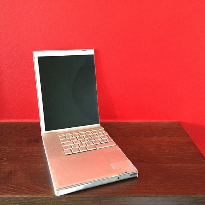  
Chiếc laptop hồng ngày nào giờ đã "bé xinh" thế này!
