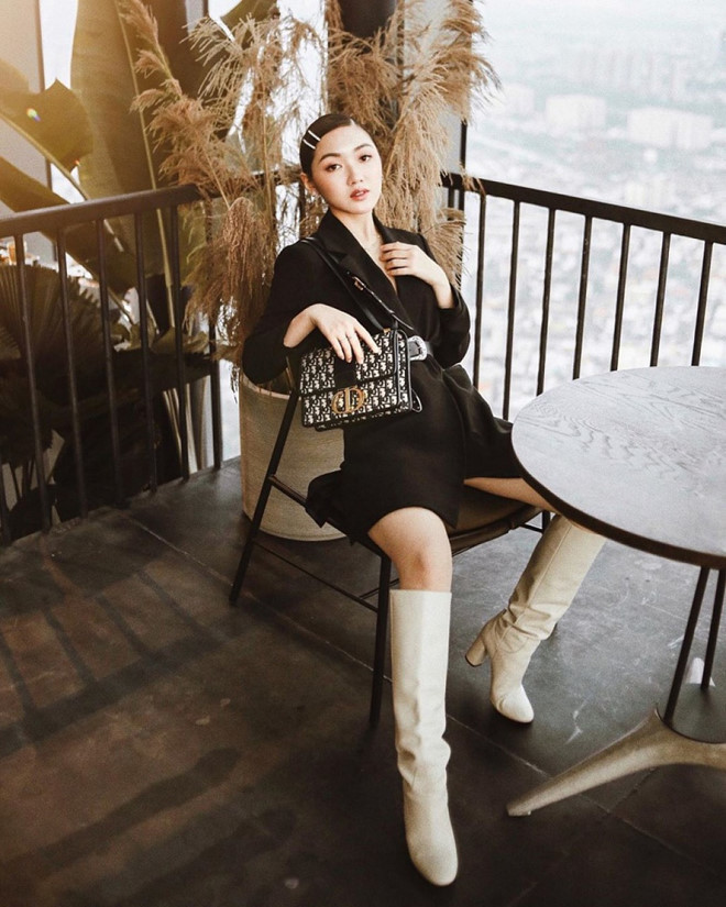  
Beauty Blogger Chloe Nguyễn diện set đồ mang đậm chất nữ quyền đúng tinh thần Dior với blazer dáng rộng phối, cùng boots trắng cao cổ. 