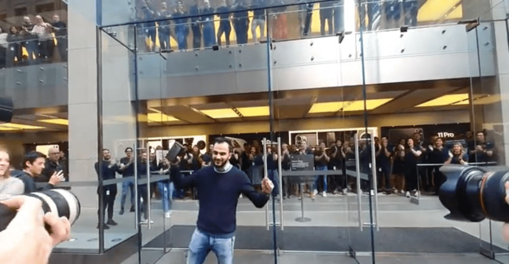  
Người đàn ông đầu tiên sở hữu iPhone 11 bước ra khỏi cửa hàng (Ảnh chụp màn hình)