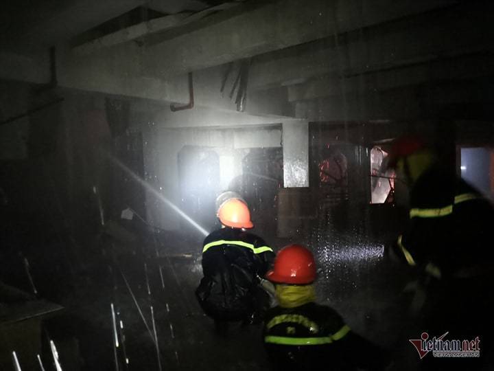  
Cảnh sát PCCC bơm nước từ dưới hầm lên sàn sân khấu bằng gỗ để dập lửa. (Ảnh: Vietnamnet)