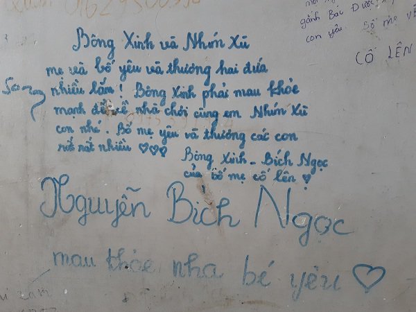 Những dòng chữ đầy cảm xúc trên bức tường bên ngoài phòng mổ bệnh viện