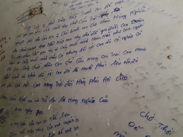 Những dòng chữ đầy cảm xúc trên bức tường bên ngoài phòng mổ bệnh viện