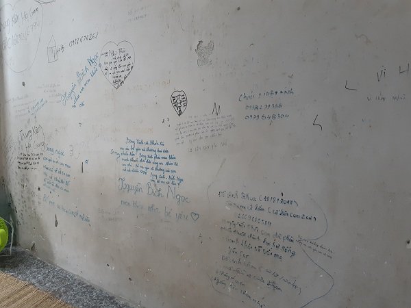  
Những dòng chữ được viết chằng chịt trên bức tường trắng