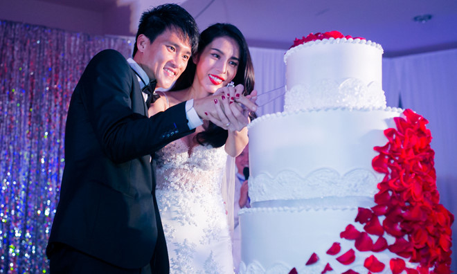  
Công Vinh và Thủy Tiên chính thức tổ chức lễ cưới sau 5 năm yêu.