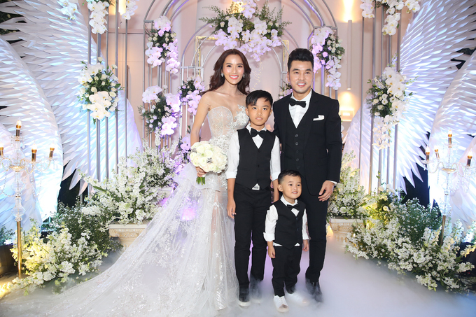  
Đám cưới còn có sự góp mặt của hai cậu con trai, một là con riêng của Kim Cương và một là con chung của hai người.
