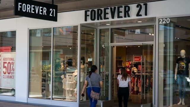  
Thương hiệu thời trang dành cho giới trẻ là Forever 21 đang phải nộp đơn xin bảo hộ phá sản