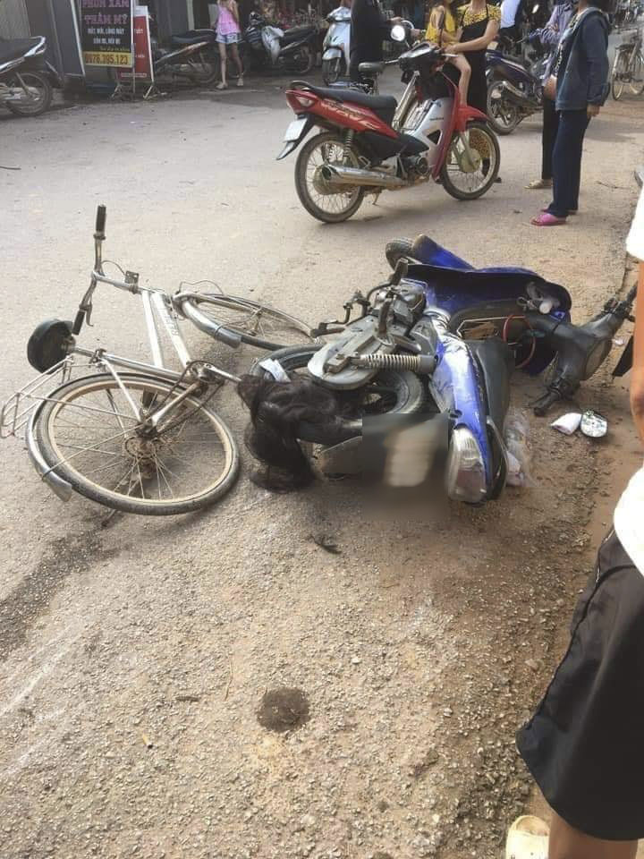  
Hiện trường nơi xảy ra vụ va chạm giữa người điều khiển xe máy và một nữ sinh đi xe đạp.