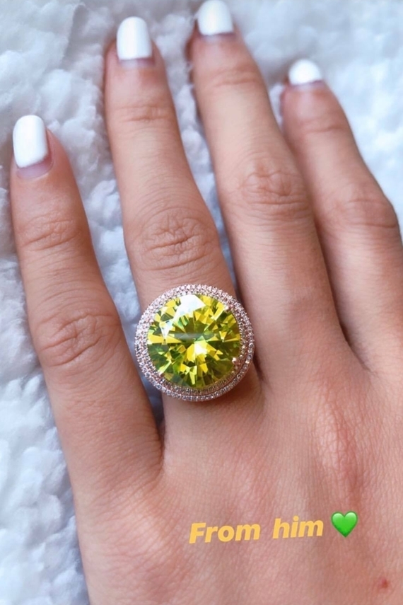  
Chiếc nhẫn có gam màu vàng nổi bật, phản chiếu lấp lánh trên ngón tay áp út của Hoa hậu Hoàn vũ Việt Nam 2015 được người yêu mừng sinh nhật tuổi 28. - Tin sao Viet - Tin tuc sao Viet - Scandal sao Viet - Tin tuc cua Sao - Tin cua Sao