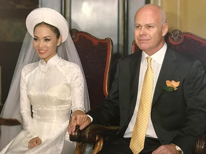 Những mỹ nhân Việt chọn áo dài trắng trong ngày về nhà chồng