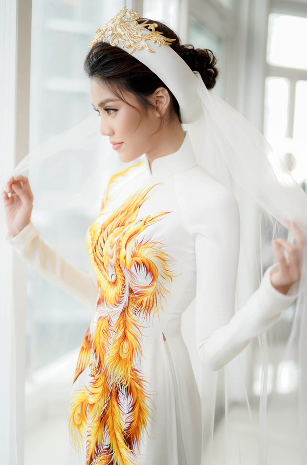 Những mỹ nhân Việt chọn áo dài trắng trong ngày về nhà chồng