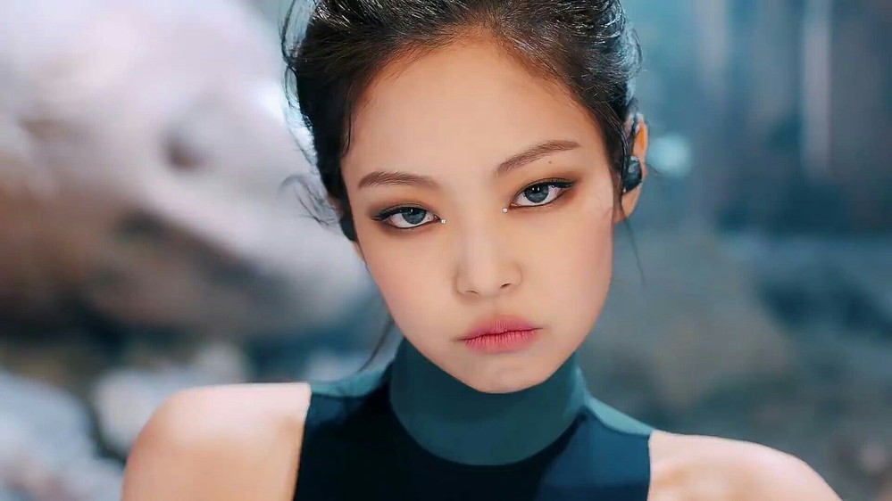  
Hai kiểu make up tạo nên xu hướng của Jennie trong MV Kill This Love.