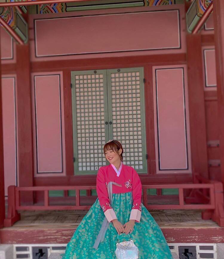  
Minh Hằng lại có những ngày vui chơi ở Hàn Quốc, "Bé Heo" diện hanbok, chụp ảnh với cung đường cổ của xứ sở kim chi. 
