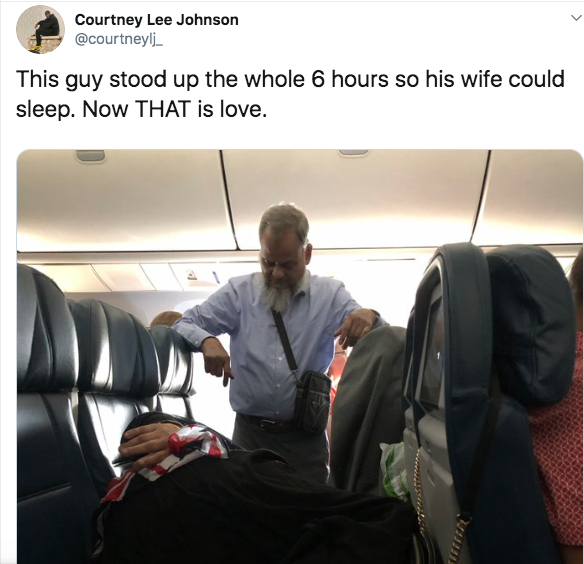  
Một dân mạng đăng tải hình ảnh cùng dòng chia sẻ: "Người đàn ông đã đứng suốt 6 tiếng để canh vợ ngủ này. Đây thực sự là tình yêu đó"