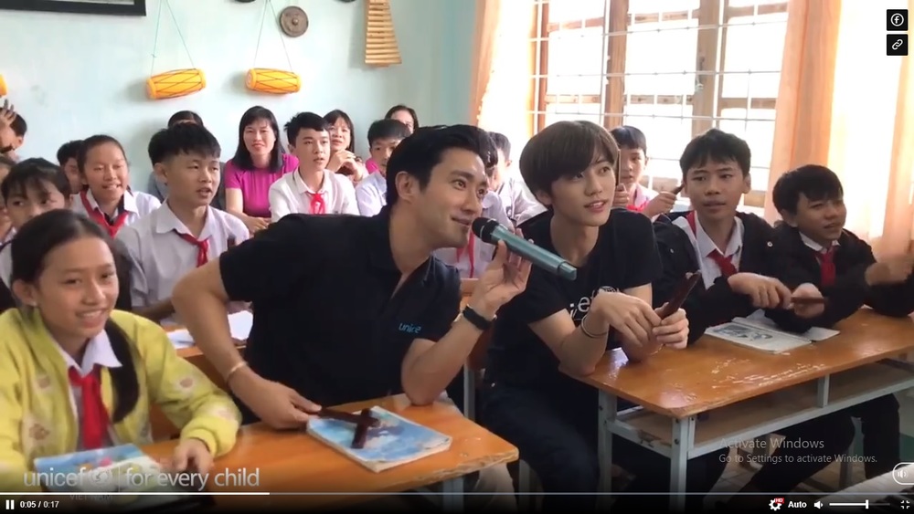  
Siwon dùng tiếng Việt lơ lớ của mình để cùng các em hát bài Hò Ba Lý Quảng Nam