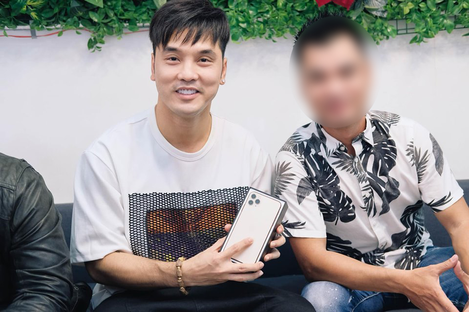 Ưng Hoàng Phúc mua Iphone 11 Pro Max đầu tiên ở Việt Nam tặng vợ - Tin sao Viet - Tin tuc sao Viet - Scandal sao Viet - Tin tuc cua Sao - Tin cua Sao