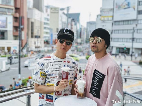  
Tấm ảnh "gây bão" của Châu Kiệt Luân và Lâm Tuấn Kiệt giúp 2 món uống của tiệm trà sữa tại Tokyo trở thành "ngôi sao".