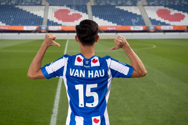  
Văn Hậu mang áo đấu số 15 ở CLB Heerenveen