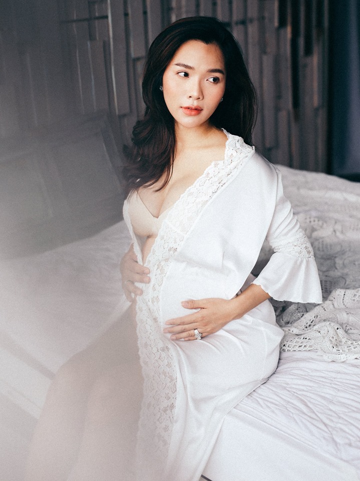 Vợ siêu mẫu của Ưng Hoàng Phúc diện áo tắm khoe bụng bầu ở tháng cuối thai kì - Tin sao Viet - Tin tuc sao Viet - Scandal sao Viet - Tin tuc cua Sao - Tin cua Sao