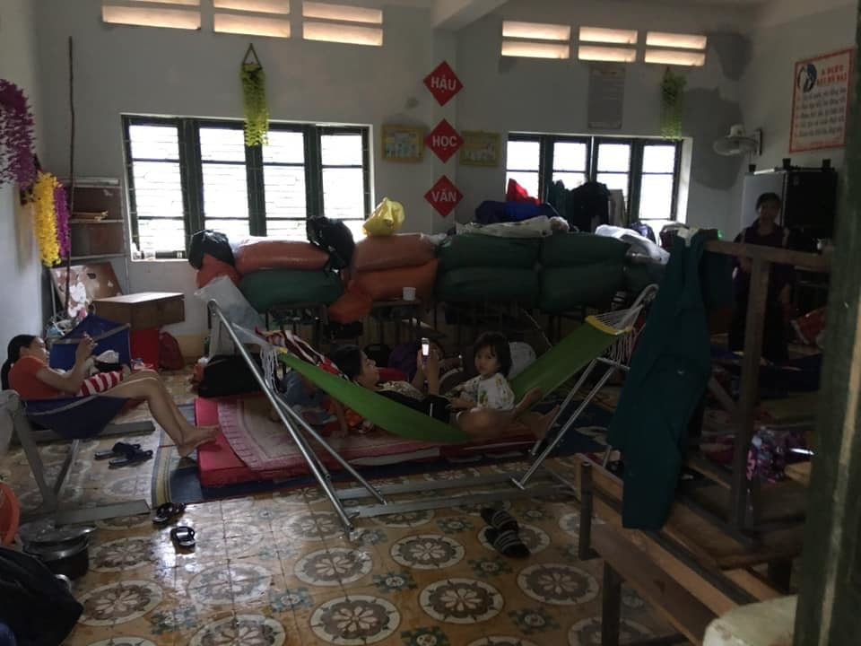  
Hình ảnh một phòng học của trường cấp 2 ở Quảng Bình được dùng làm nơi cư trú tạm thời cho người dân trong vùng ngập lũ (Nguồn: Cao Thị Tuyết Nhung)