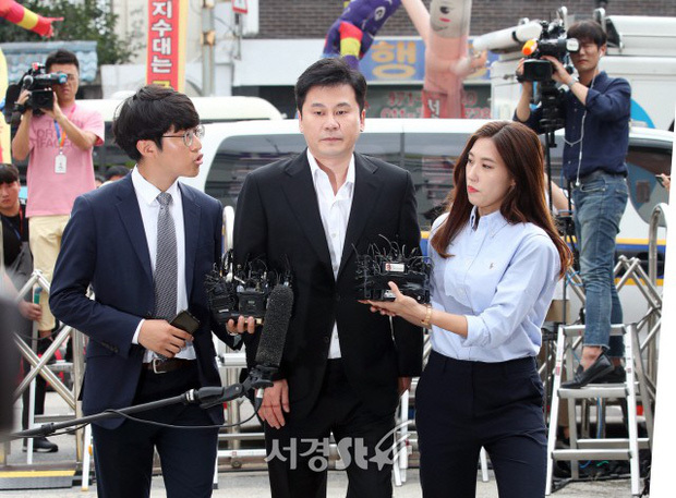  
Yang Hyun Suk trong lần đầu lộ diện tại sở cảnh sát phối hợp điều tra.