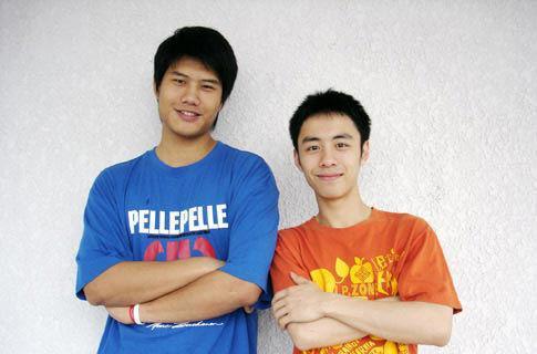  
Cùng học điêu khắc nhưng vì tính cách nhí nhảnh, đam mê diễn xuất nên cả 2 anh chàng chơi thân với nhau và thành lập nhóm nhạc chuyên hát nhép. (Ảnh: Weibo)