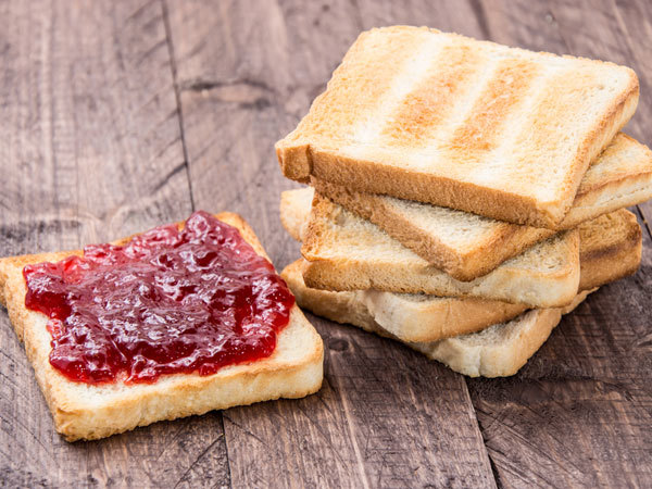 Thường xuyên ăn sáng bánh mì có thể gây ra những tác hại nguy hiểm