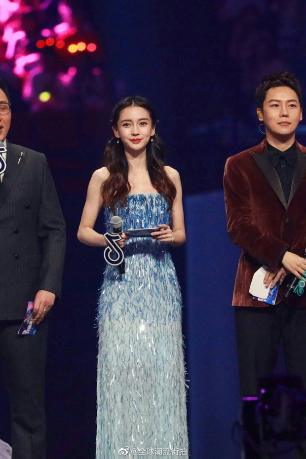  
Bộ váy xanh không giúp cô nổi bật trên sân khấu (Ảnh: Weibo)